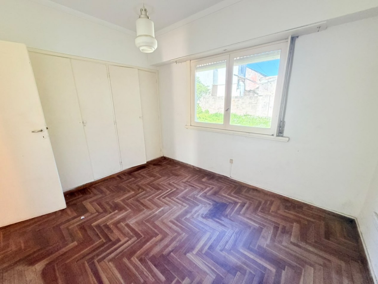 CASA 3 AMBIENTES CON LOCAL, GARAGE Y PARQUE - APTO CREDITO - VILLA LOURDES
