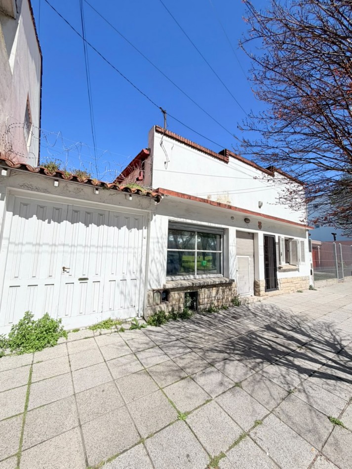 CASA 3 AMBIENTES CON LOCAL, GARAGE Y PARQUE - APTO CREDITO - VILLA LOURDES