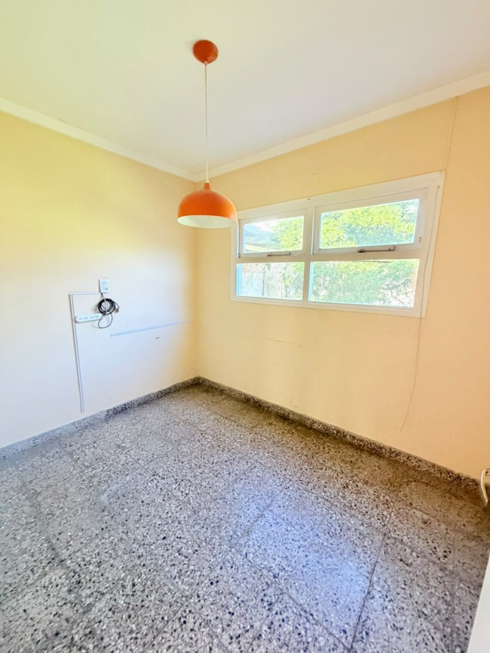 CASA 3 AMBIENTES CON LOCAL, GARAGE Y PARQUE - APTO CREDITO - VILLA LOURDES