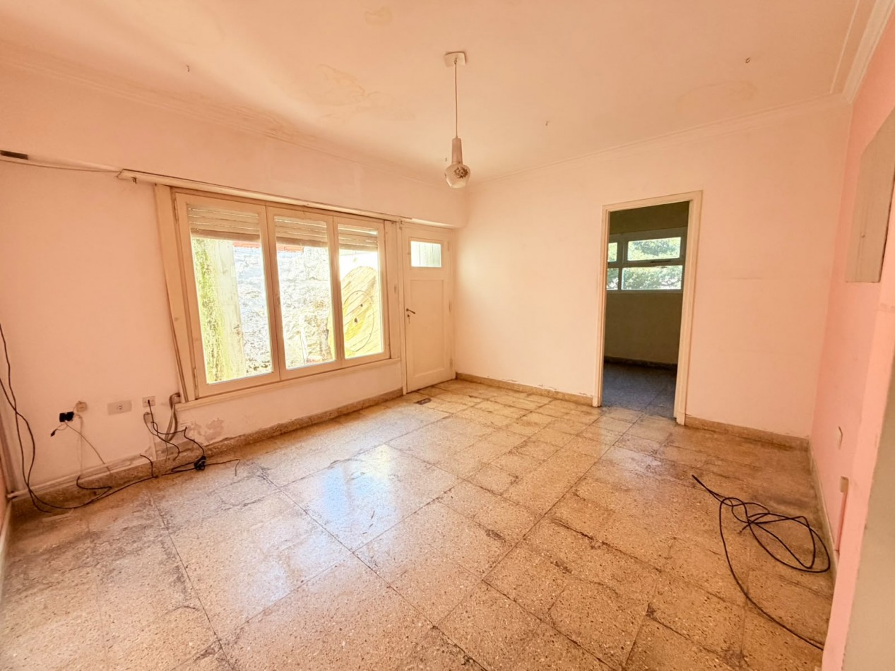 CASA 3 AMBIENTES CON LOCAL, GARAGE Y PARQUE - APTO CREDITO - VILLA LOURDES