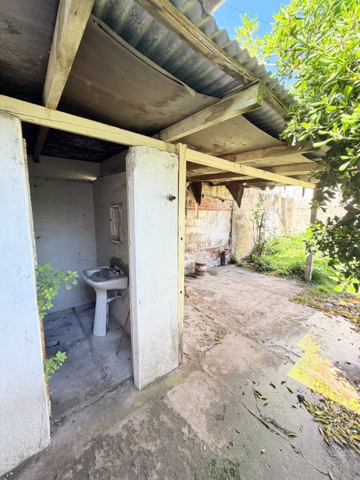 CASA 3 AMBIENTES CON LOCAL, GARAGE Y PARQUE - APTO CREDITO - VILLA LOURDES