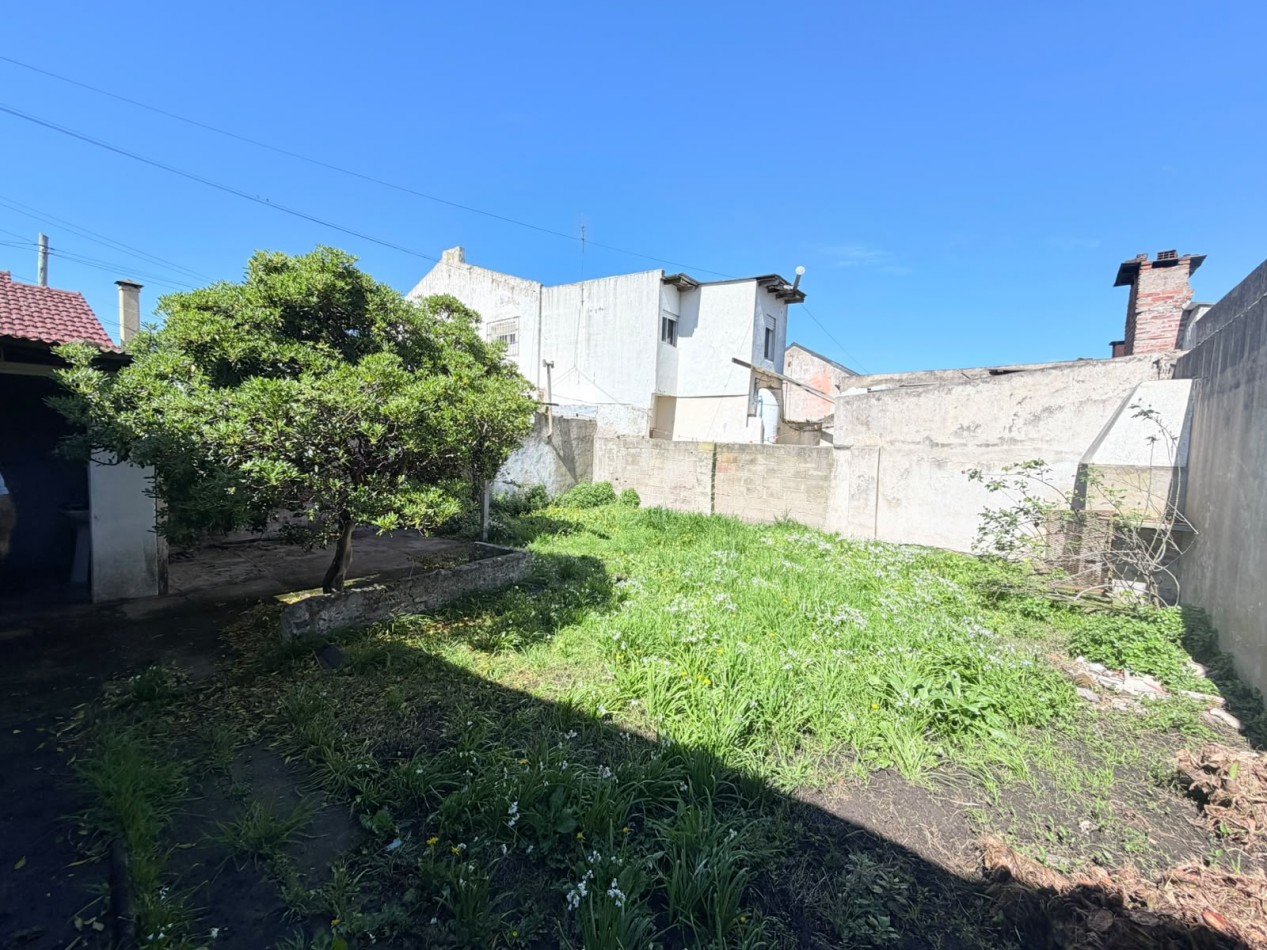 CASA 3 AMBIENTES CON LOCAL, GARAGE Y PARQUE - APTO CREDITO - VILLA LOURDES