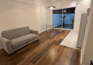 Departamento con patio reciclado plaza  Colon - Macrocentro