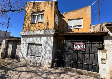 Casa tres ambientes con garage  + dpto tres ambientes .