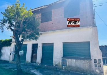 Casa tres ambientes + dos locales .