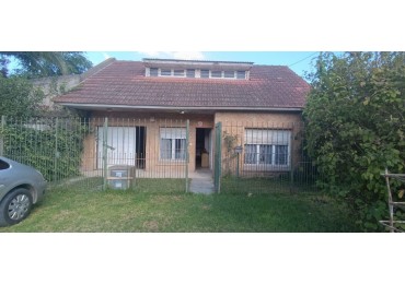 Chalet 3 ambientes con garage - Bosque Grande