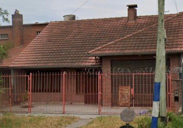 Casa 3 Ambientes con Local, Parque y Quincho sobre Av. Polonia