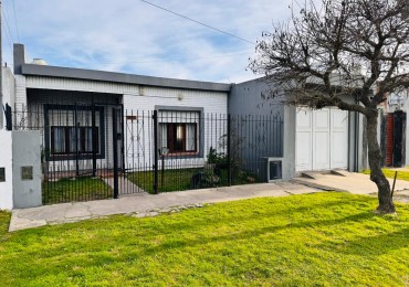 Casa 3 ambientes con garage, parque y gran quincho - Barrio El Gaucho - APTA CREDITO