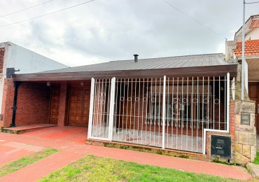 Casa de 3 ambientes con garage, gran parque- Villa Lourdes - Apta Credito 