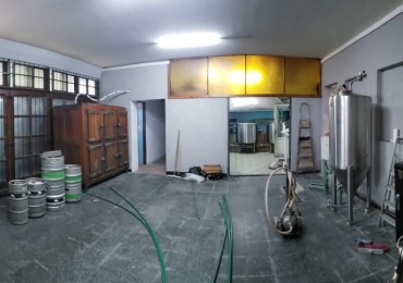 Inmueble en block sobre esquina con dos locales comerciales y vivienda - Las Avenidas