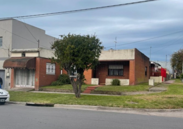 Casa 4 ambientes en esquina con espacio adicional - Villa Lourdes