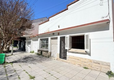CASA 3 AMBIENTES CON LOCAL, GARAGE Y PARQUE - APTO CREDITO - VILLA LOURDES