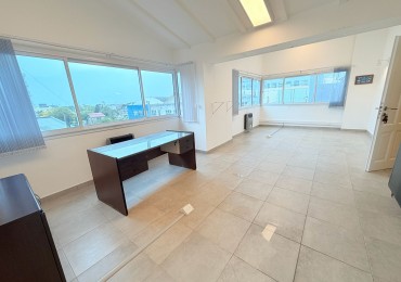 Amplio piso de oficina en zona puerto - Alquiler 24 meses